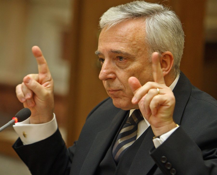 Cum vede Isărescu banca centrală: O doamnă care poartă rochie lungă, nu minijup