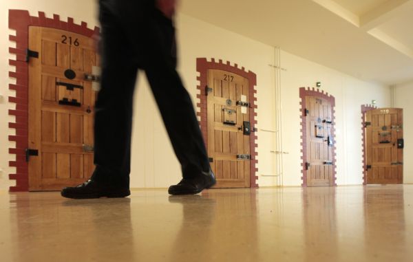 Deţinuţii încep şi ei şcoala. Dacă iau note bune ies mai repede din puşcărie