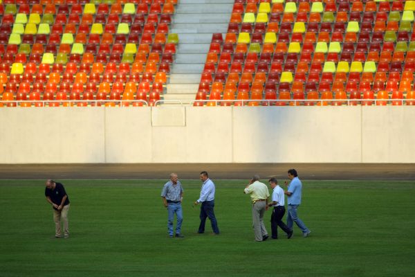 Dramă pe Naţional Arena: iarba nu creşte fără aer şi lumină | FOTO & VIDEO