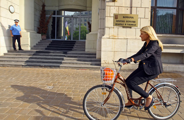 Elena Udrea merge cu bicicleta la serviciu