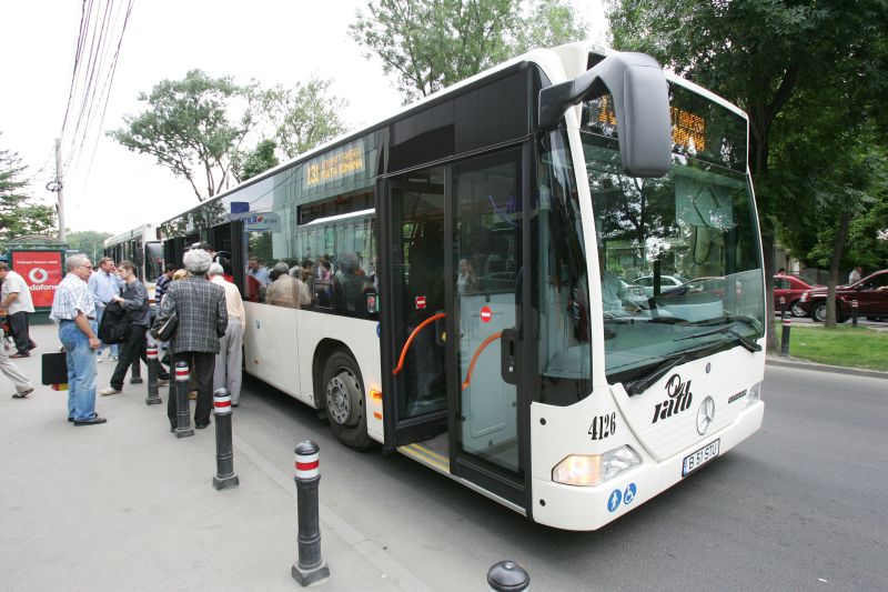 EXCLUSIV EVZ. VEZI cum fură motorină şoferii RATB