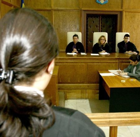 Fals lector la universitate, vindea locuri în Barou