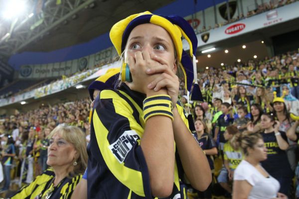Fenerbahce a chemat femeile la stadion | VIDEO