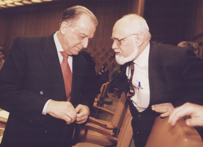 George Costin: "Iliescu comite erori din cauza vârstei"