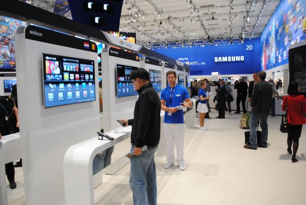 IFA Berlin. Samsung lansează un aspirator care îţi trasează harta casei şi îţi face singur curat
