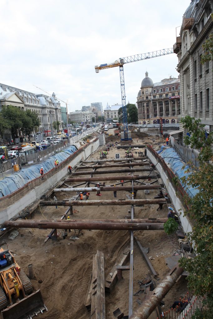 La parcarea de la Universitate se lucrează şi noaptea. Vezi aici cum arată şantierul