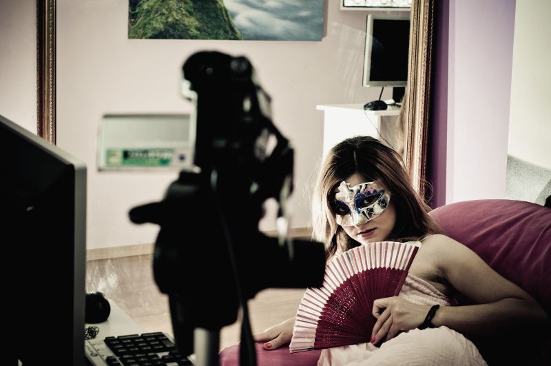 Mii de studente, carne de tun în industria videochat-ului
