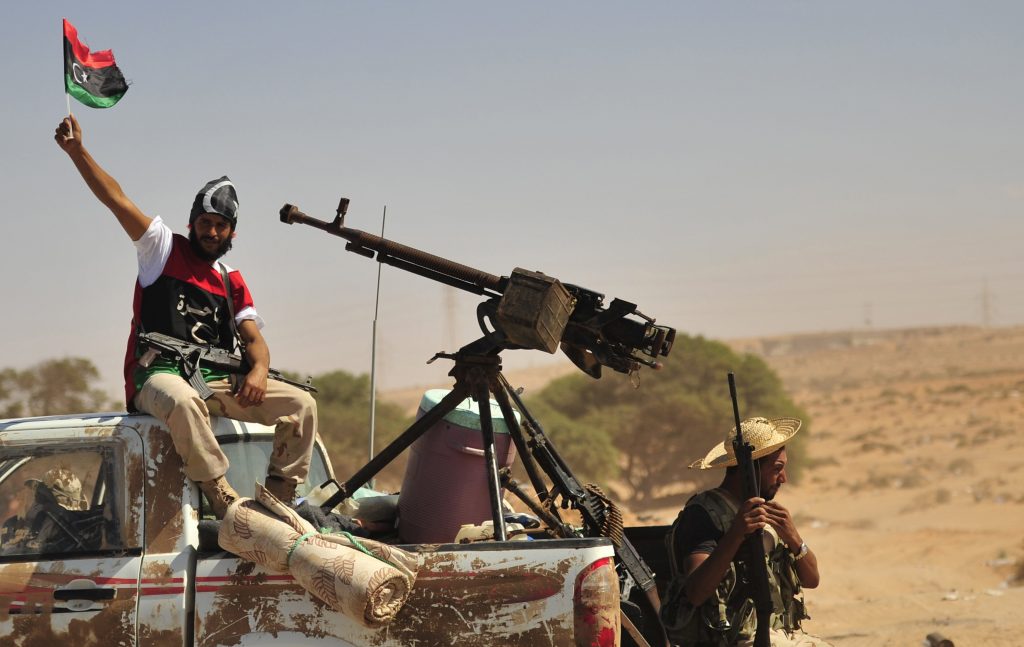 Noua putere de la Tripoli îi struneşte pe rebeli