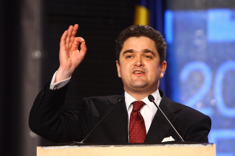 Paleologu ar interzice cerşetoria în Bucureşti. Plus Baconschi crede că românii din Franţa ar trebui să-şi apere imaginea