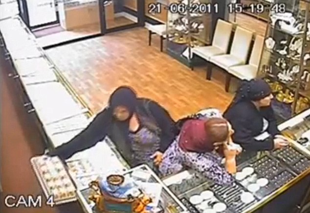 Românce de etnie romă, prinse la furat de bijuterii în Anglia. Le-au ascuns în fuste şi au fugit cu un BMW Seria 5| VIDEO