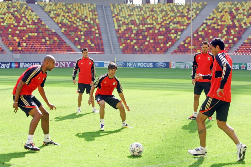 Şi din noul gazon de pe "Naţional Arena" sar bucăţi de brazdă!