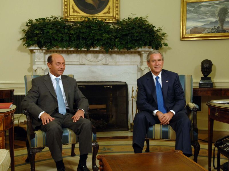 Traian Băsescu, "prietenul" lui Bush, primit de două ori la Casa Albă