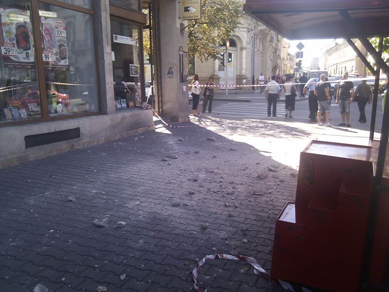 Trei copii răniţi de tencuiala căzută în centrul Clujului