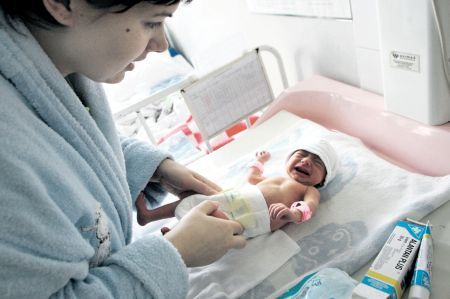 Un copil de opt luni a fost adus la spital după ce a mâncat, în ultimele zile, numai ceai cu biscuiţi