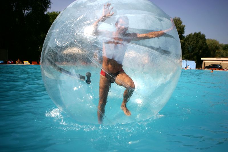 Zorbing, cea mai în vogă nebunie dintre sporturile trăznite