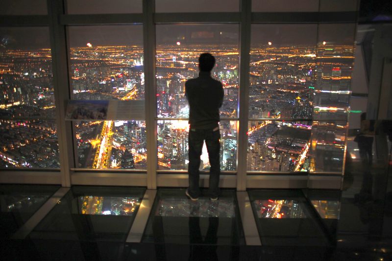 China ajută Europa. O cumpără bucată cu bucată