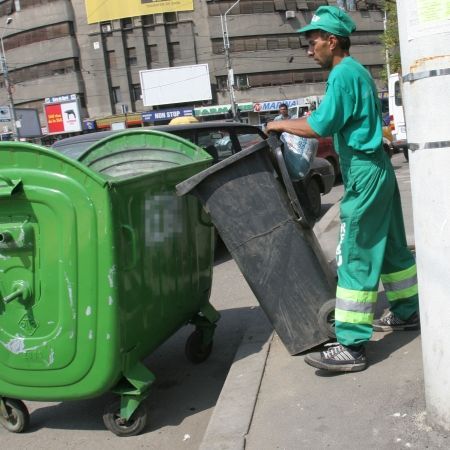 Cum se gândesc primarii să facă curat în Capitală. Atănăsoaei: Nu ne putem permite să rămânem fără curăţenie