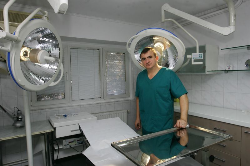 Doctorul de chelioşi: îţi pune păr cu 1,5 â‚¬ firul