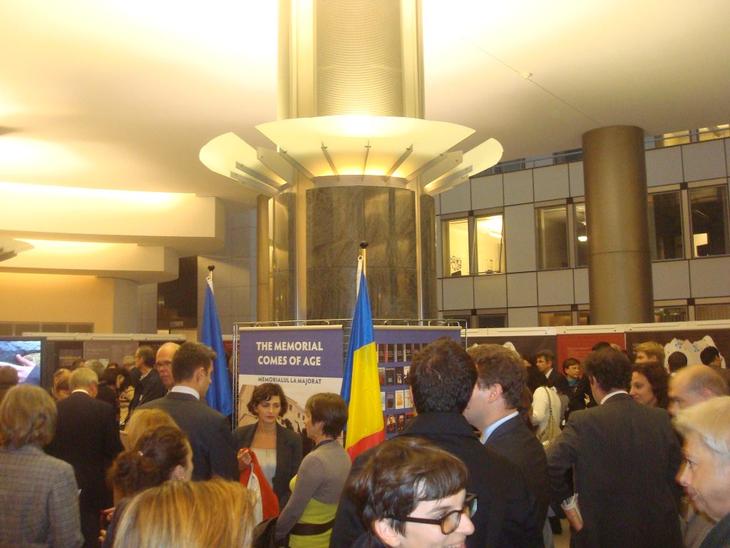 Europarlamentarii români sfidează victimele comunismului