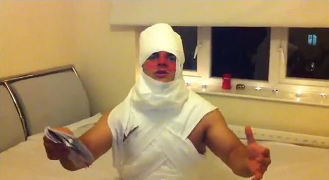 HORROR. Petre Crăete loveşte din nou, e mumie de Halloween | VIDEO