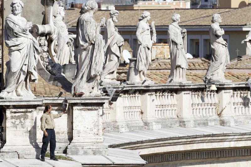 Incident la Vatican. Român arestat după ce a dat foc Bibliei în timpul slujbei oficiate de Papa
