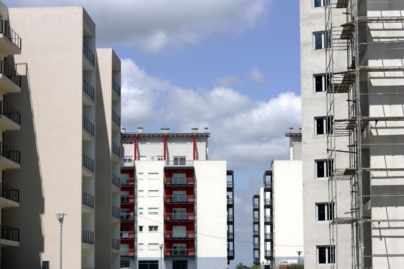 Jumătate dintre bucureşteni şi-ar dori o locuinţă în afara Capitalei