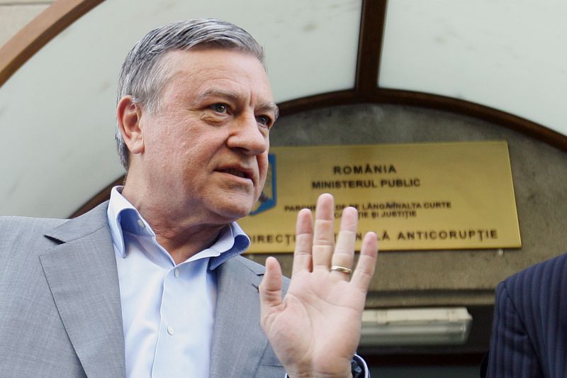 Miros de cătuşe: "Corleone" Dragomir şi "Naşul" Sandu au dezafiliat ilegal Craiova. Află care sunt acuzaţiile DNA