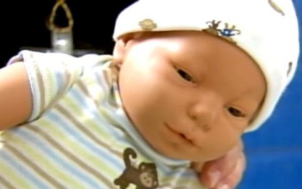O păpuşă a salvat o familie de la moarte VIDEO