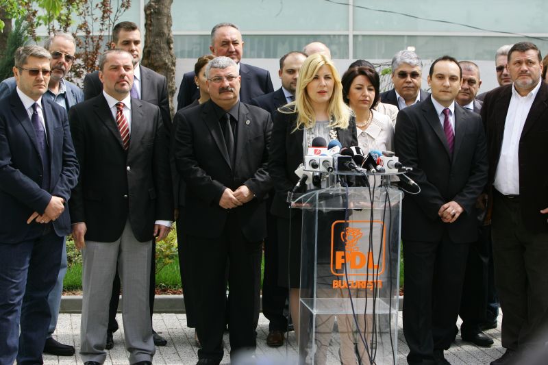 Organizaţia de Femei a PDL îşi alege conducerea. Udrea: "Am demonstrat că pot munci şi pe tocuri"