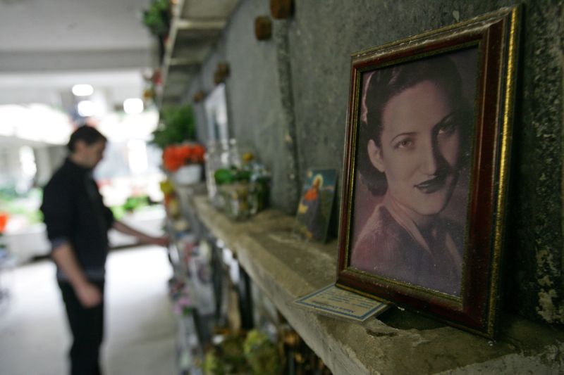 Românii care aleg focul în locul gropii: "La crematoriu am simţit o energie pozitivă. În cimitir este apăsător"