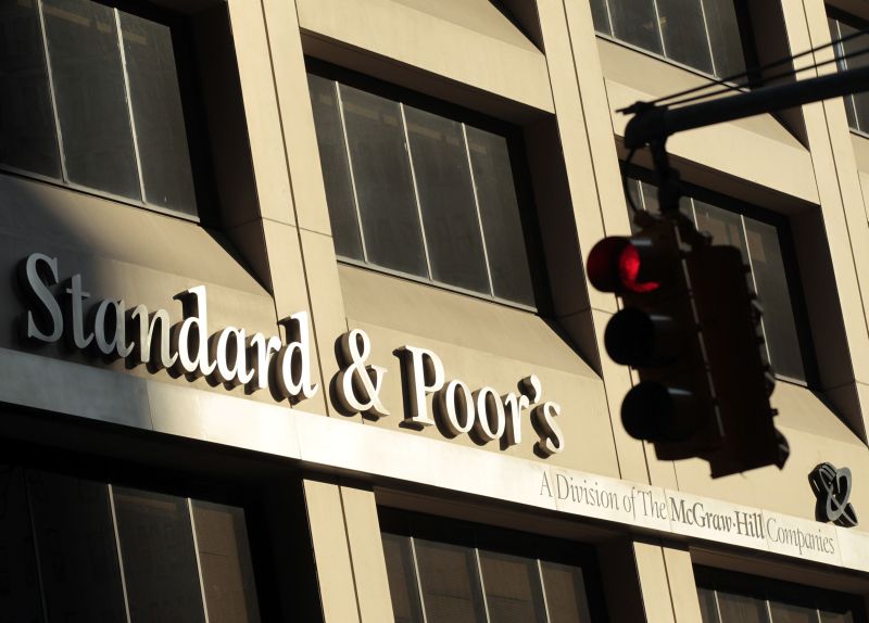 S&P ameninţă cu scăderea ratingului cinci state din Europa, printre care şi Franţa