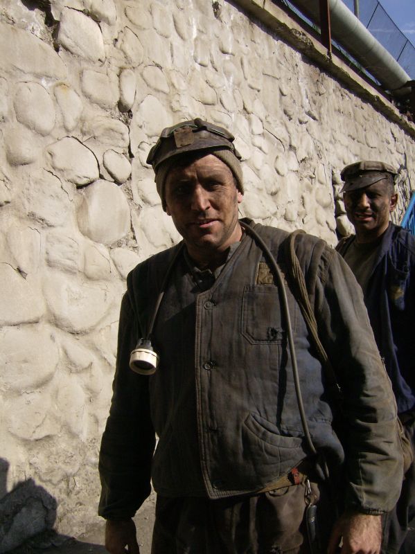 Salariile românilor scad. VEZI cine e ferit de criză
