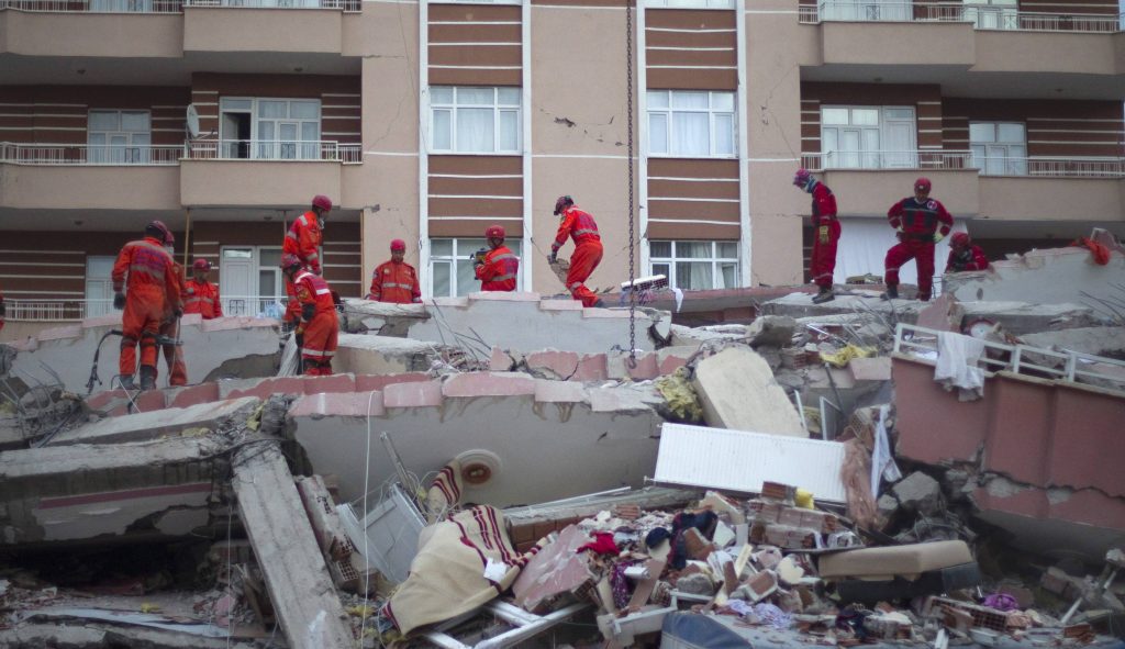 Seismul din Turcia: Bilanţul morţilor a ajuns la 366. Guvernul promite mai multe ajutoare | VIDEO