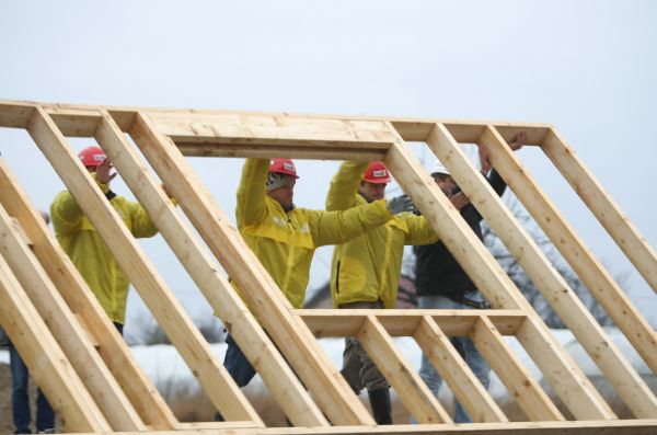 Tinerii ar putea rămâne fără ajutor de la stat pentru construirea unei case