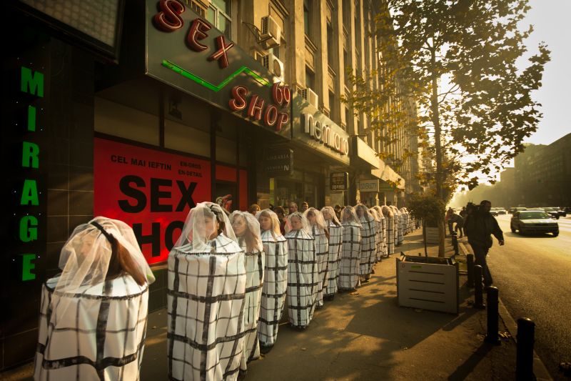 50 de mirese în colivii, în marşul tăcerii pe Magheru