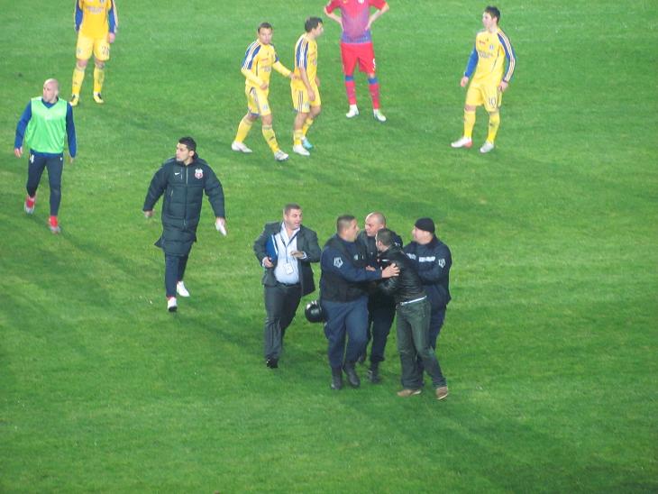 Agresorul lui Galamaz rămâne în arest. Enache: "Vreau lângă familie"