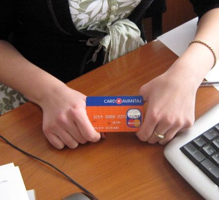 Cardul cu ecran, cu care cumperi online şi care arată câţi bani ţi-au mai rămas