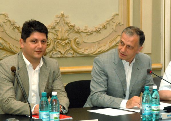 Contre Geoană-Sârbu pe înlocuirea sa: Iar faceţi alianţă PDL-PSD? Aşa aţi ajuns preşedintele Senatului