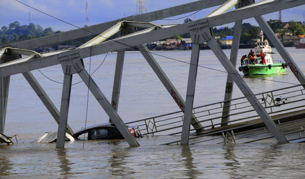 Copia podului Golden Gate din Indonezia s-a prăbuşit. 11 oameni au murit VIDEO