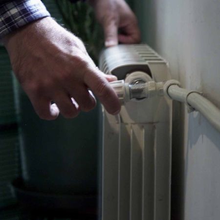 Cum aruncă muncitorii punctelor termice apa caldă plătită de abonaţi | VIDEO