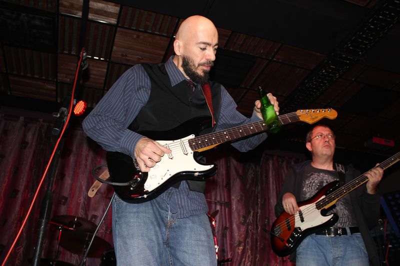 Cyfer a cântat blues cu o sticla de bere