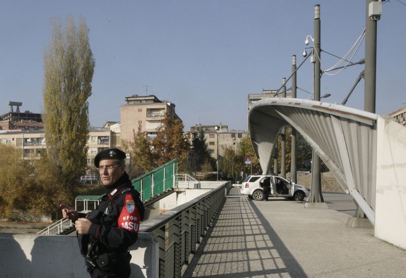 Doi soldaţi NATO, răniţi într-un schimb de focuri cu sârbii din nordul Kosovo