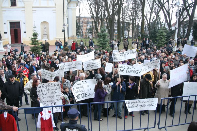 Două zile de proteste la Ministerul Educaţiei. Sunt aşteptaţi 500 de profesori
