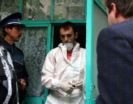 Greu de sinucis! Un bătrân şi-a tăiat venele, a încercat să se spânzure şi s-a aruncat în aer după ce a torturat o femeie