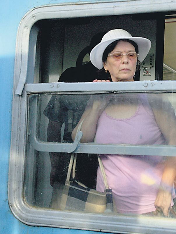 Guvernul limitează gratuităţile de transport şi ajutoarele
