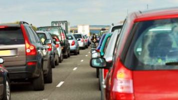 Mersul cu maşina sau transportul public până la serviciu sunt dăunătoare sănătăţii. AFLĂ cât face românul până la muncă
