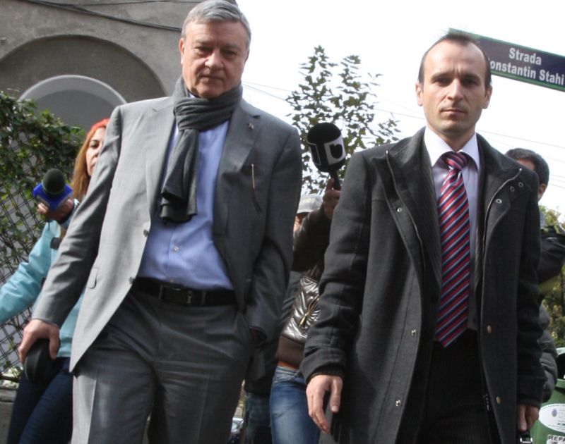 Mircea Sandu nu e atent la "intimităţi"