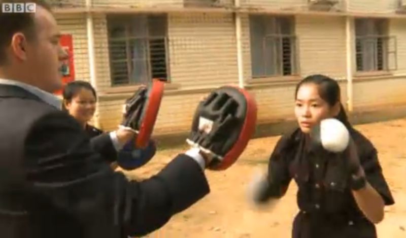 Noua modă în China: femei bodyguard pentru afaceristele de succes