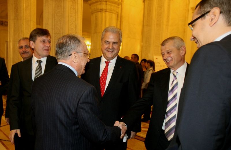 Oprescu: "Geoană, când n-are ce face, bagă ciocu-n fund şi-şi face rană"
