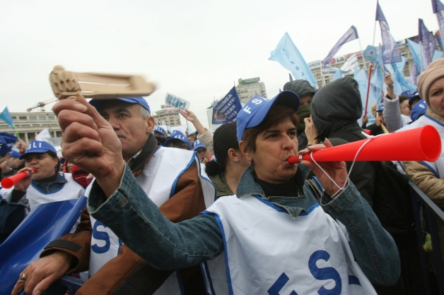 Peste 100 de cadre didactice protestează la Ministerul Educaţiei
